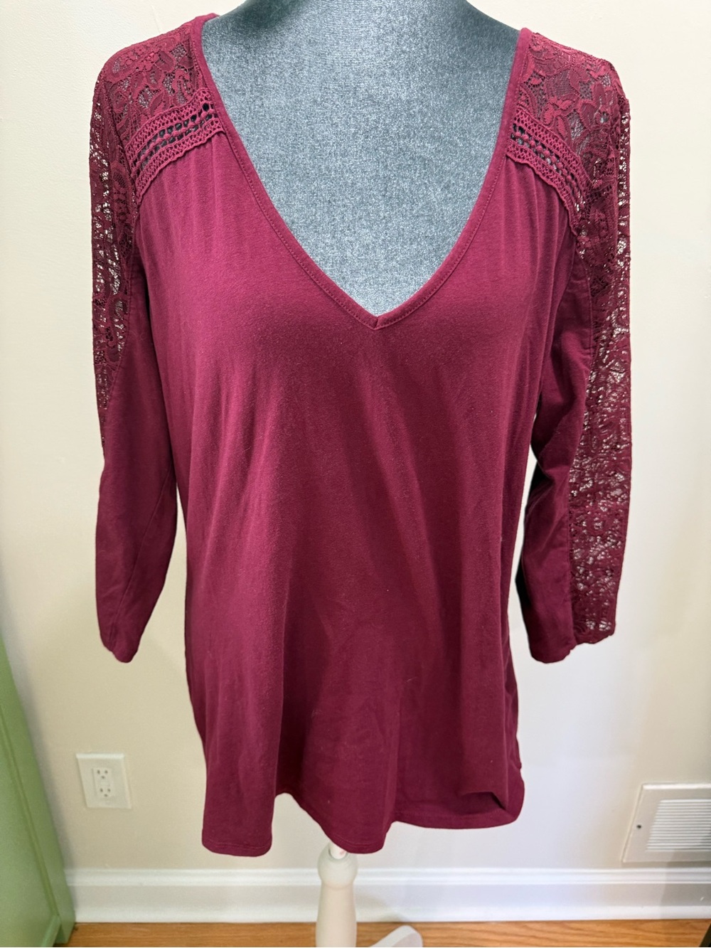 Women's V-Neck Lace Sleeve Tunic Top - Wine